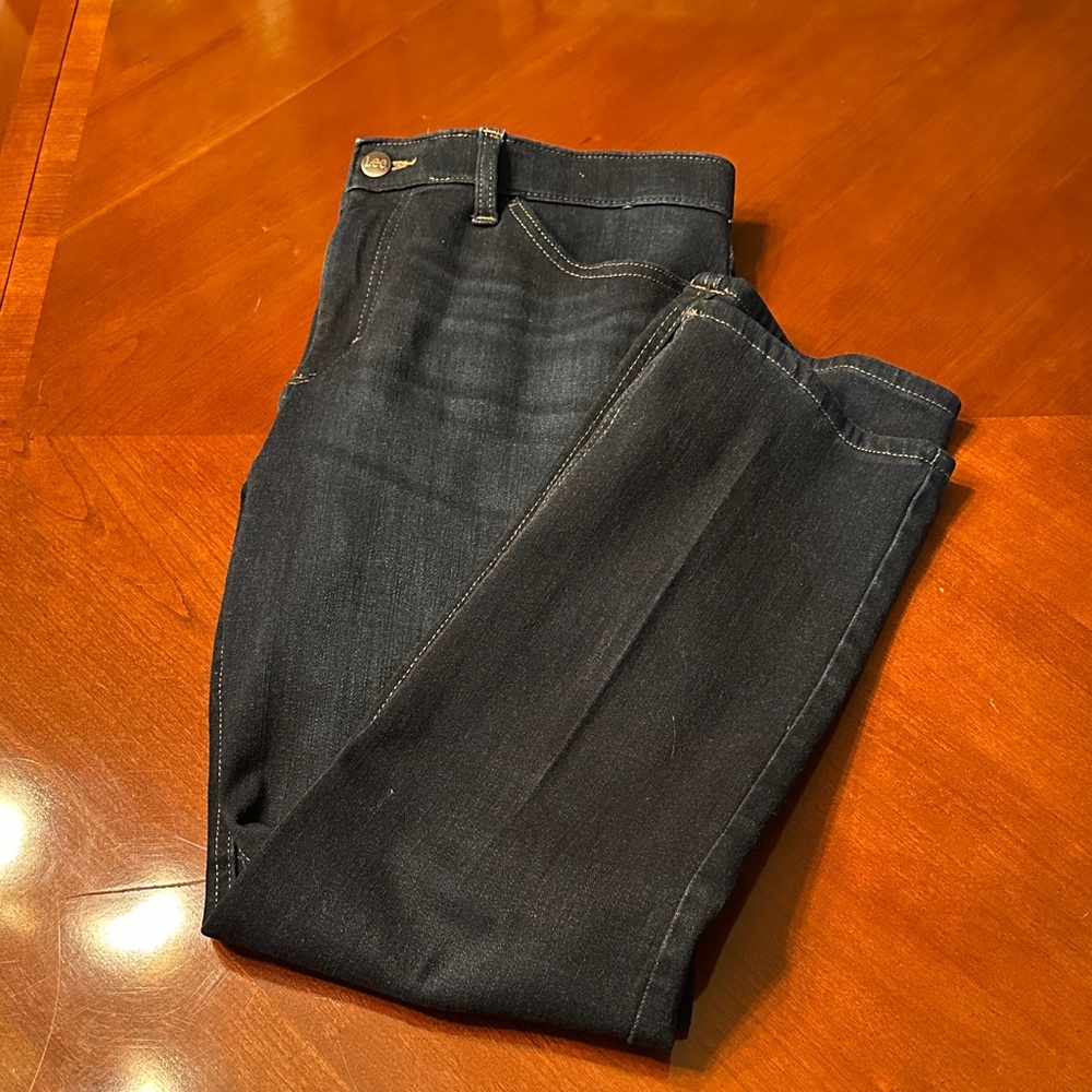 Lee Women's Straight leg mid rise Jeans in Dark Indigo